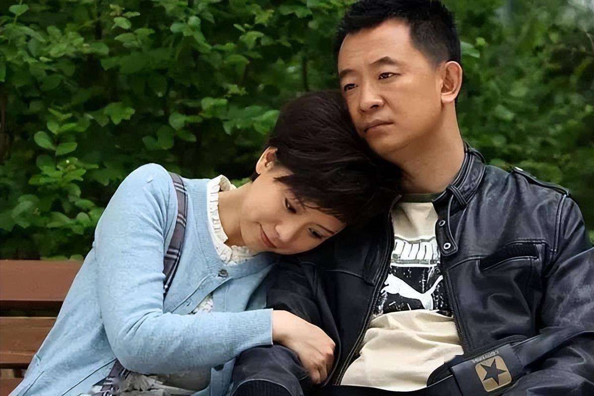 47岁黄海波近况曝光,豪华酒店庆结婚十周年,老婆是《狂飙》程程