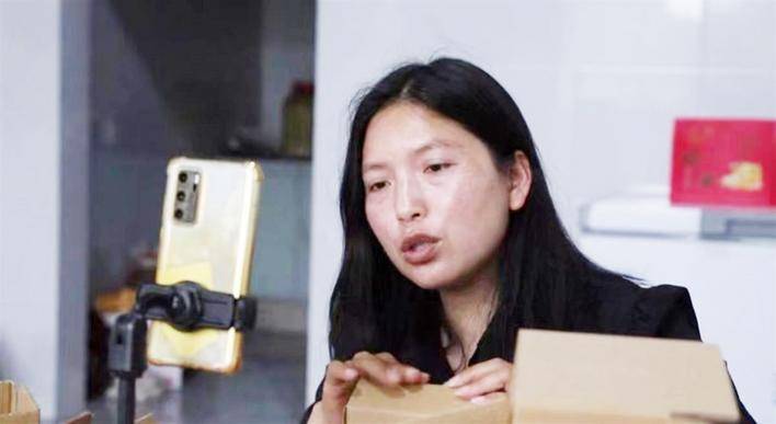 返乡后开启养蜂之路 广西妹子远嫁恩施酿就致富"蜂"景_李金霞_蜜蜂