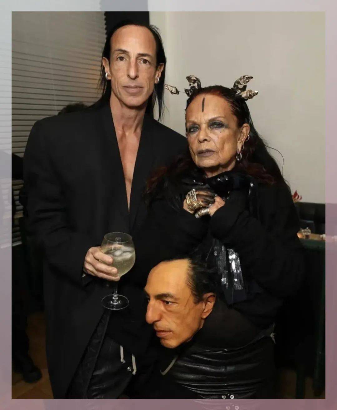 被亚当兰伯特的高跟鞋硬控了60秒