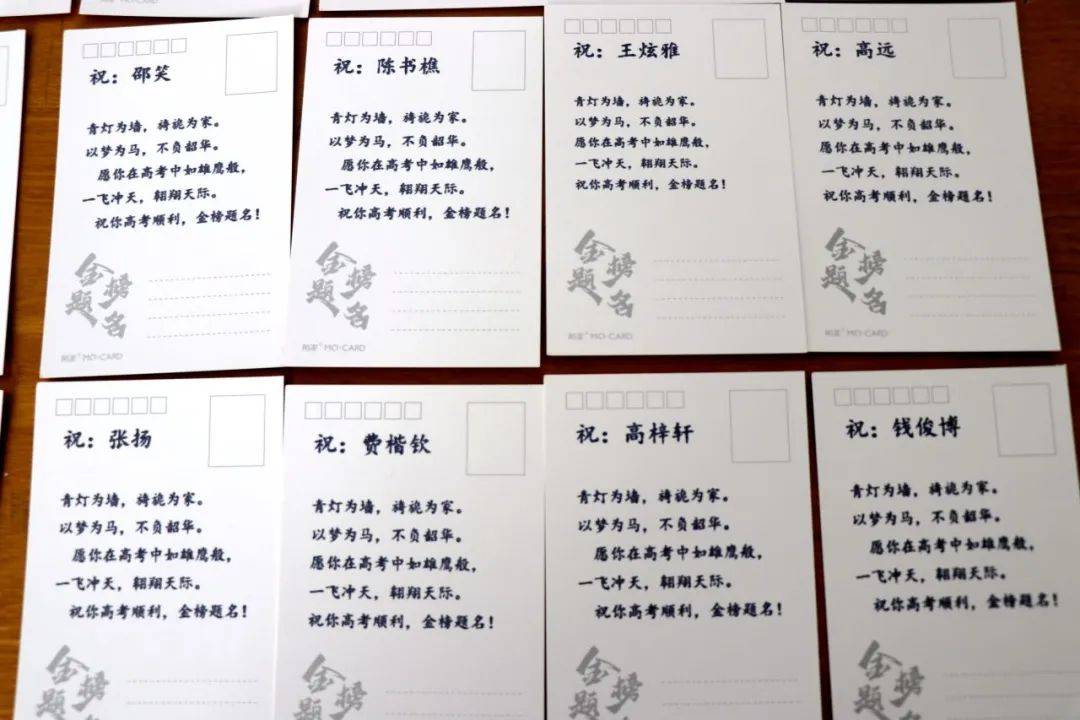 工会十分重视这项活动,购买了大礼盒,并提前准备了祝福卡片,在小卡片