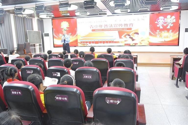 5月30日,垫江监狱工会邀请了40余名民警职工子女走进警营,开展了主题