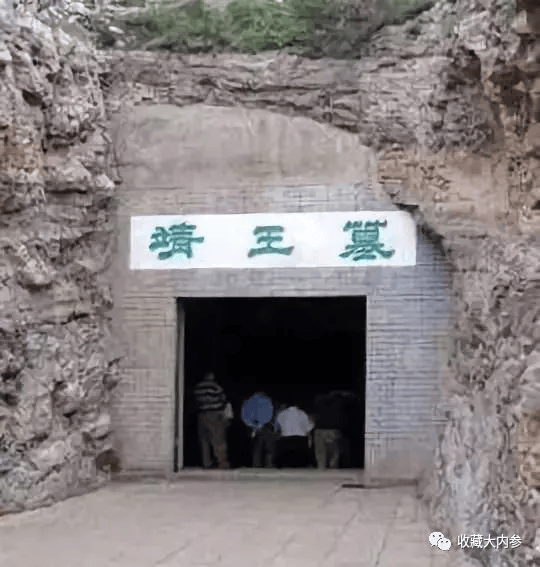 这件元青花梅瓶出土于湖北省钟祥市郢靖王墓.