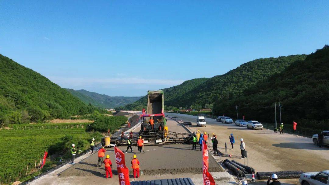 【重大项目建设进行时】本桓高速公路十工区项目水稳底基层试验段顺利
