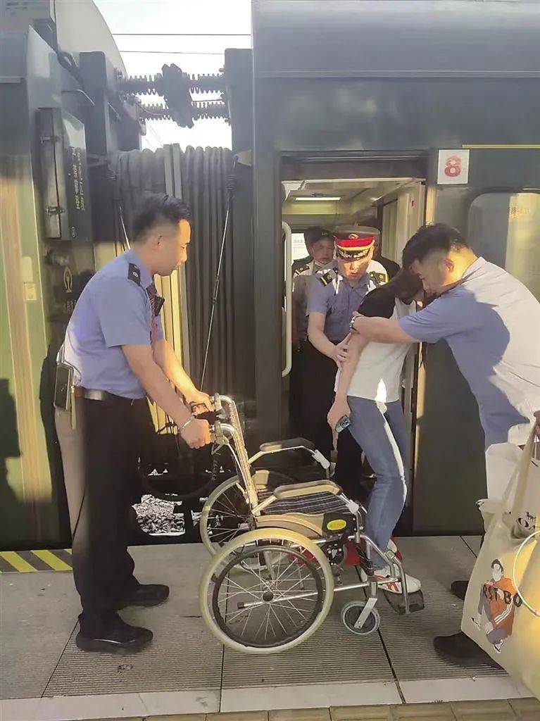 紧急时刻!列车临时停靠沧州!他们赶紧……_肃宁_孕妇_车站
