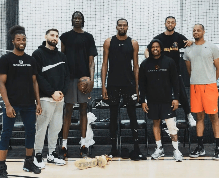 杜兰特现身夜店曝光!灯红酒绿下练投篮引热议:他真的嫁给了比赛