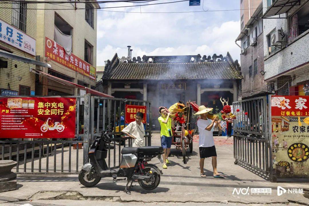 越秀区2日下午越秀区的寺右村和天河渔民新村的龙舟队结伴在二沙岛至