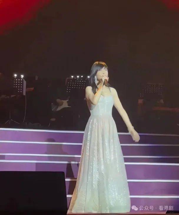 周慧敏佛山登台被质疑唱歌唔够气 恐现声带老化迹象