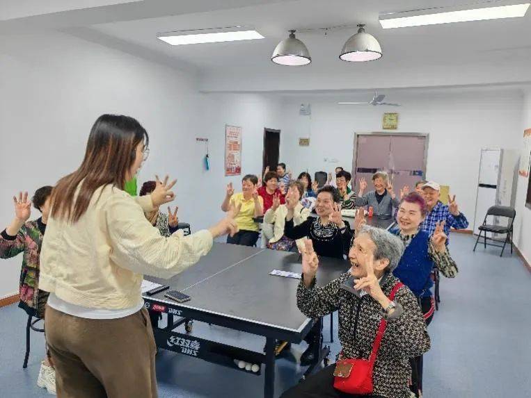 递进式的教学模式,逐步深入,系统提升老年人的认知能力