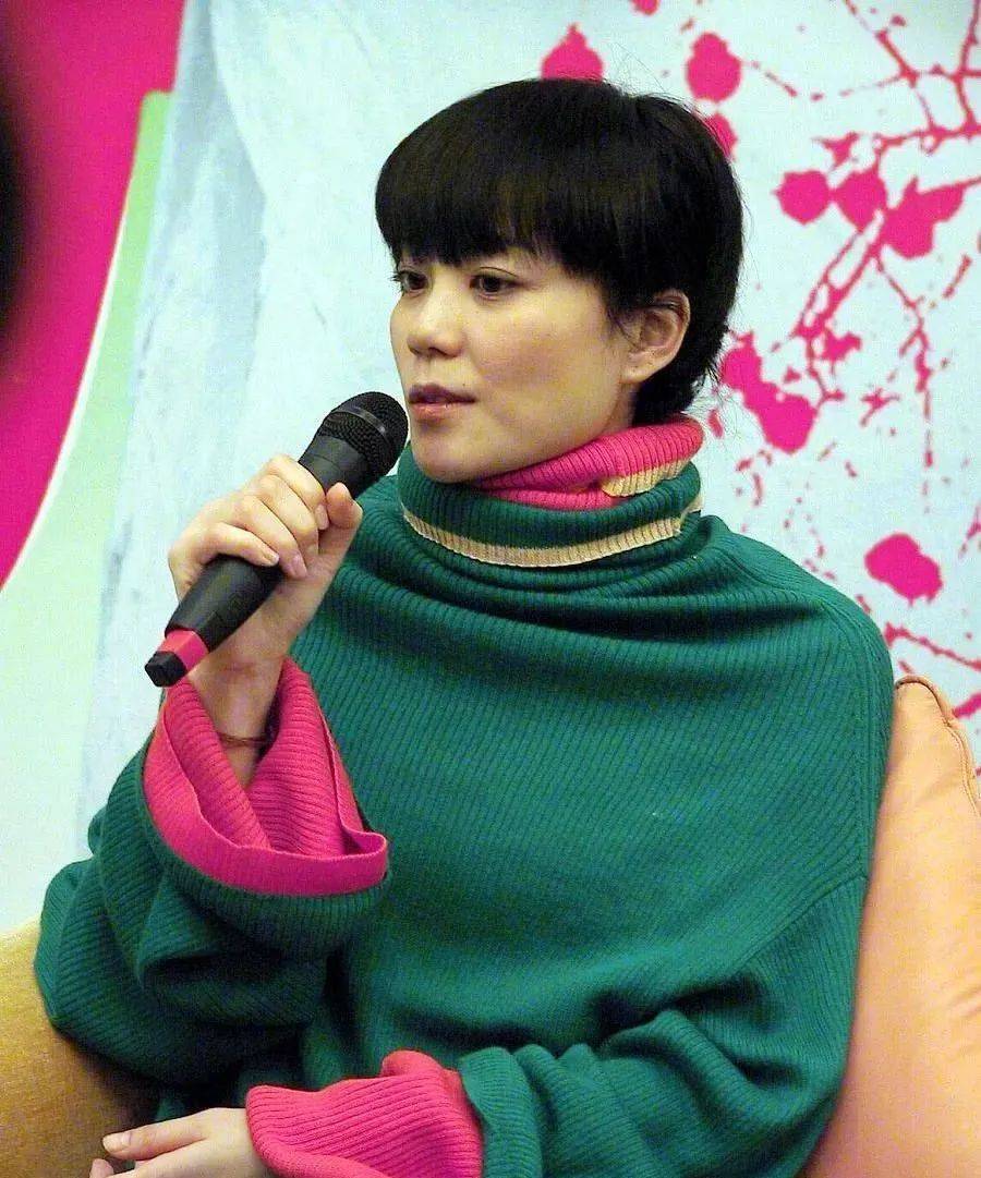 换新发型王菲嫩到认不出!53岁剪齐刘海穿毛衣裙比小11岁张柏芝还显嫩