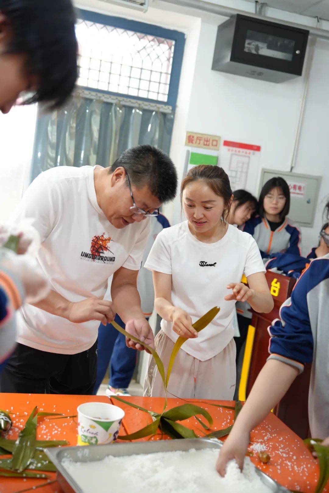 粽香话端午,文明共传承——保定七中开展包粽子活动