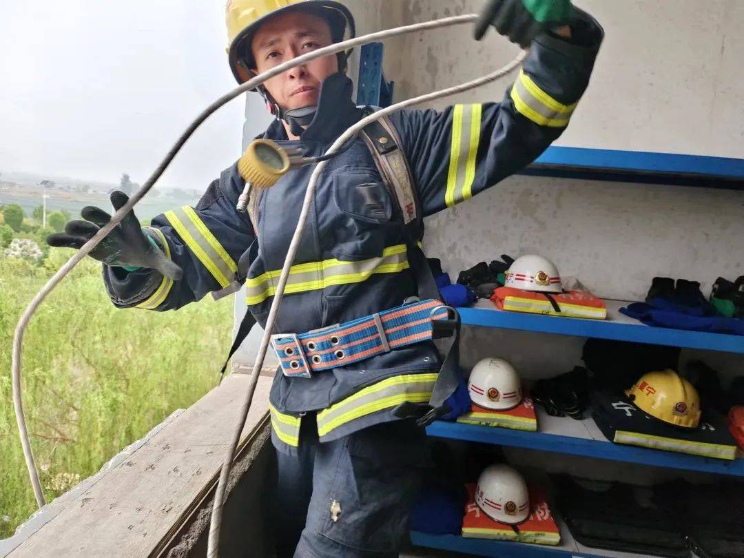 新训动态 || 银川市消防救援支队新训队开展楼层水带吊升及垂直铺设水