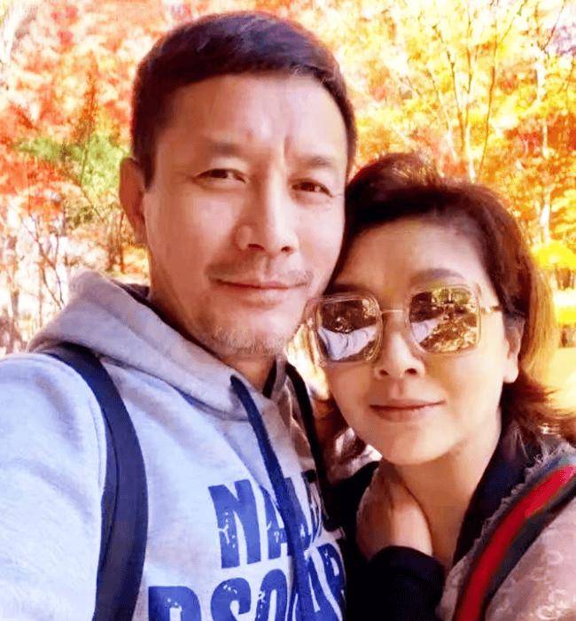 江珊晒排练厅的工作照,二婚后发福身材珠圆玉润,都一把年纪了还貌美