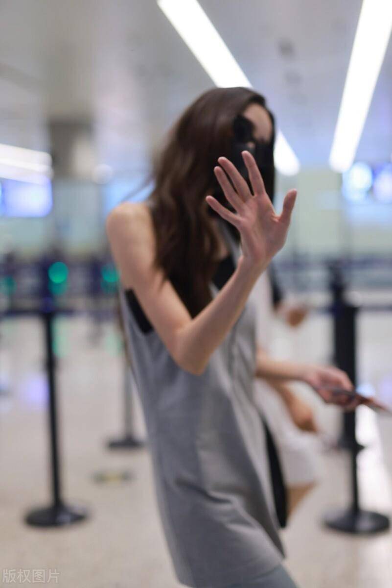 她的面庞精致无比,每一个线条都恰到好处,高挺的鼻梁让她的侧脸更具