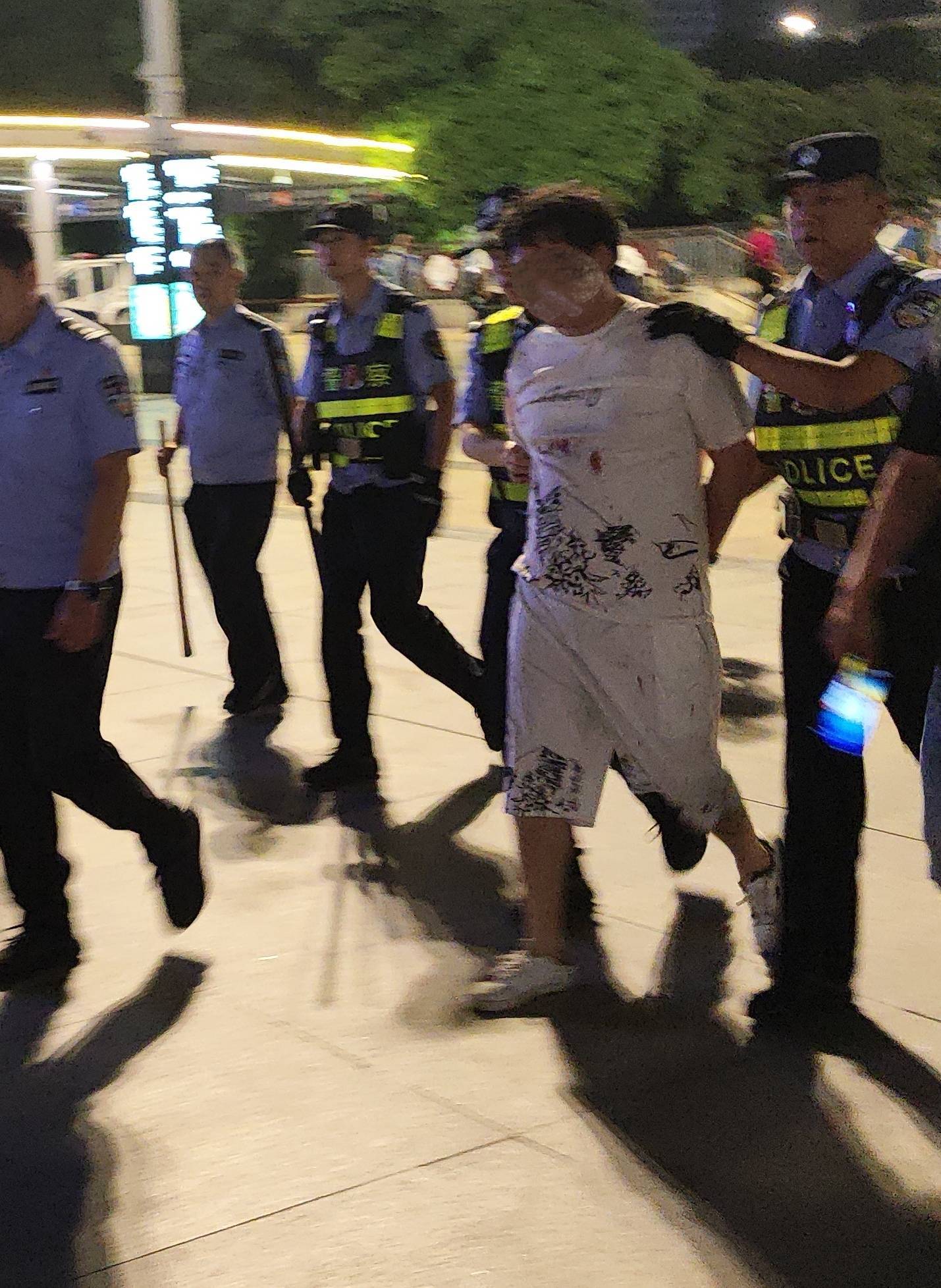 邱建军掏出手枪并上膛.