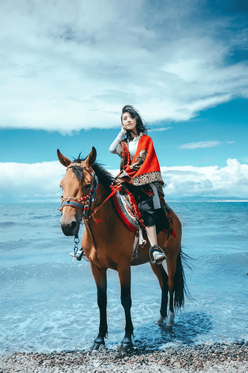 青海湖,一半花海,一半美女