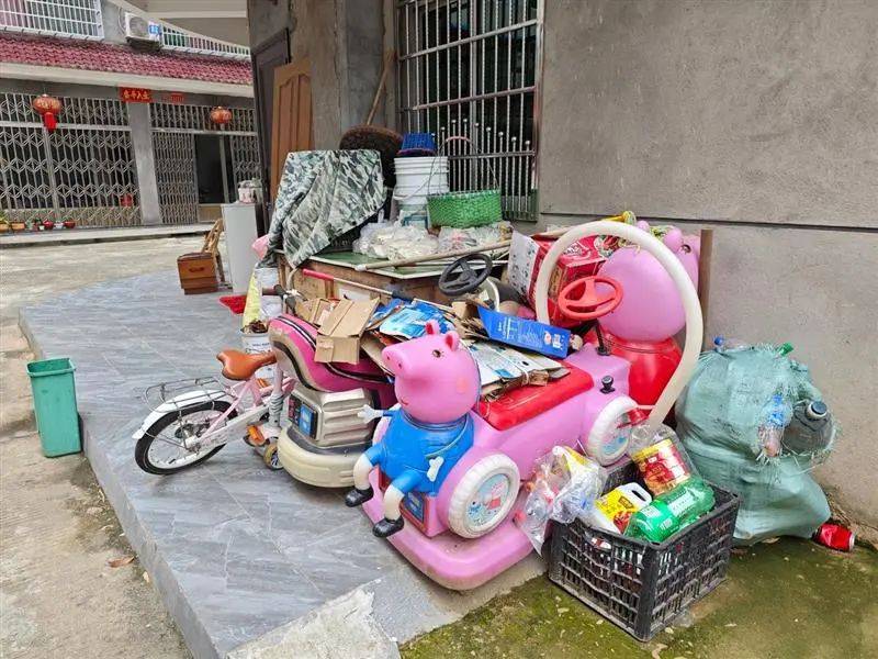 走进村子,家家户户大门前都较干净,整洁,但屋后却堆放着木柴,玩具