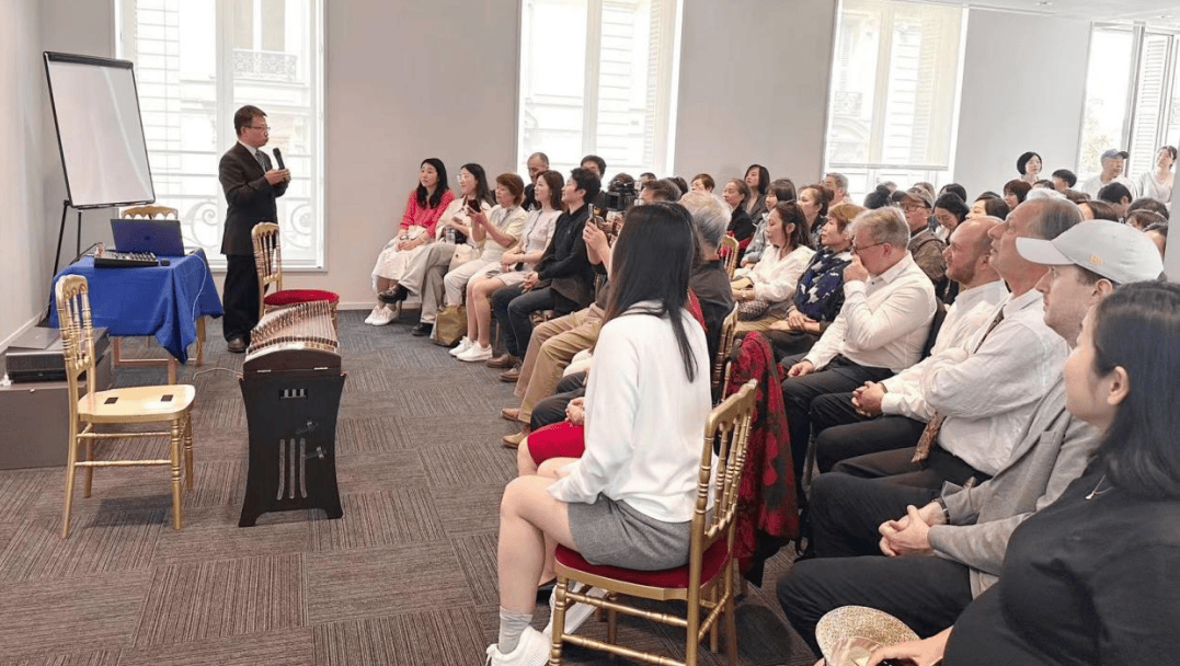 中国驻法国大使馆公参王健代表卢沙野大使和中国驻法使馆预祝两校合作