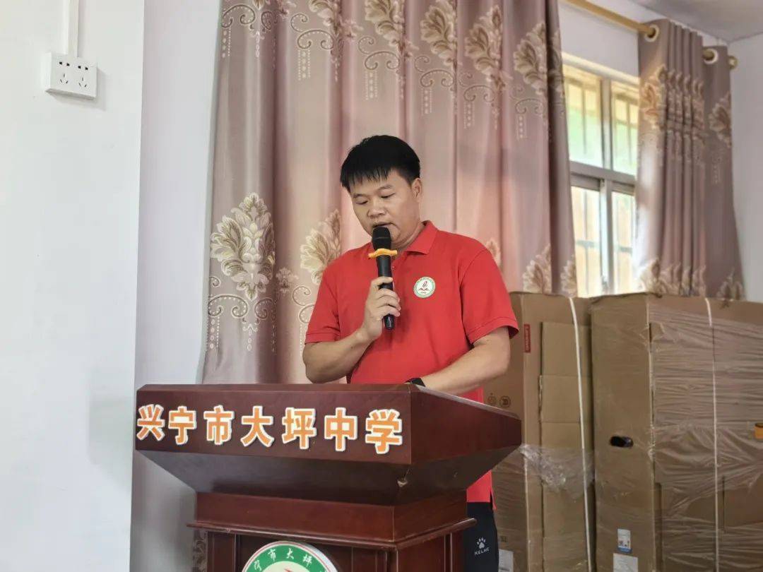 兴宁大坪中学召开九年级学生家长会议