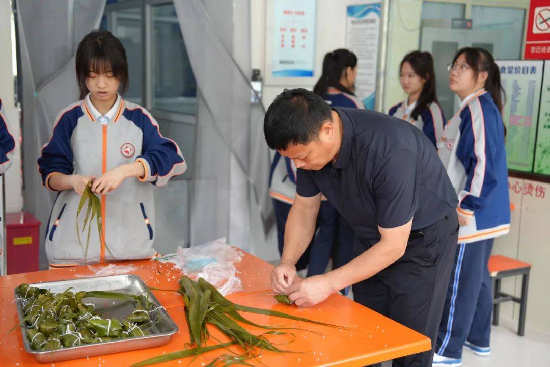 粽香话端午,文明共传承——保定七中开展包粽子活动