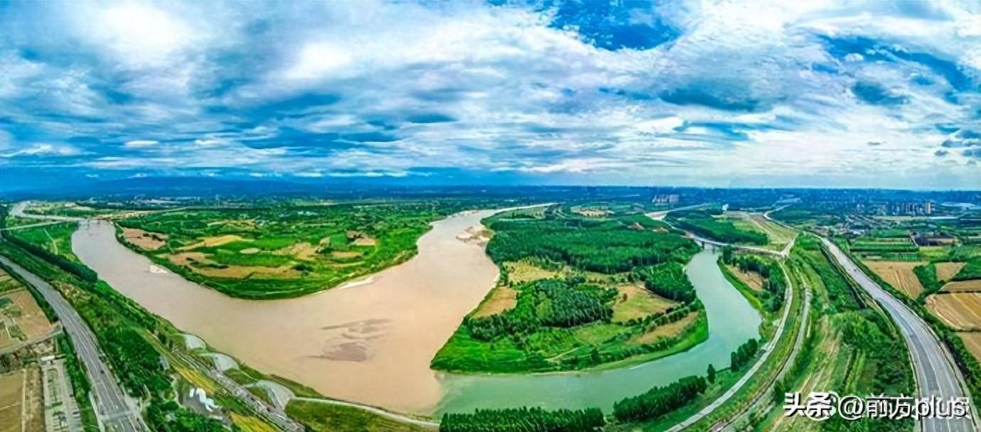 6月4日,在西安市高陵区渭河,泾河交汇处,浑浊的渭河与青蓝的泾河轻盈