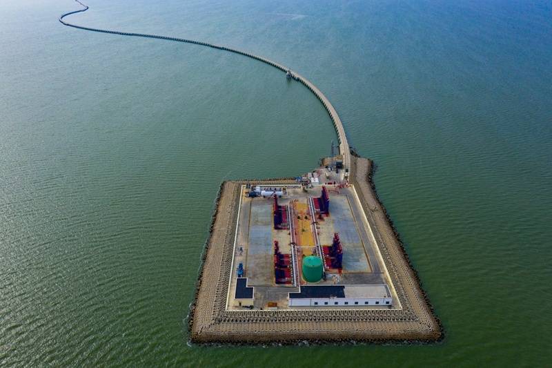 48千米的"长龙"从陆地伸向海洋,道路尽头的人工岛便是中国石化胜利