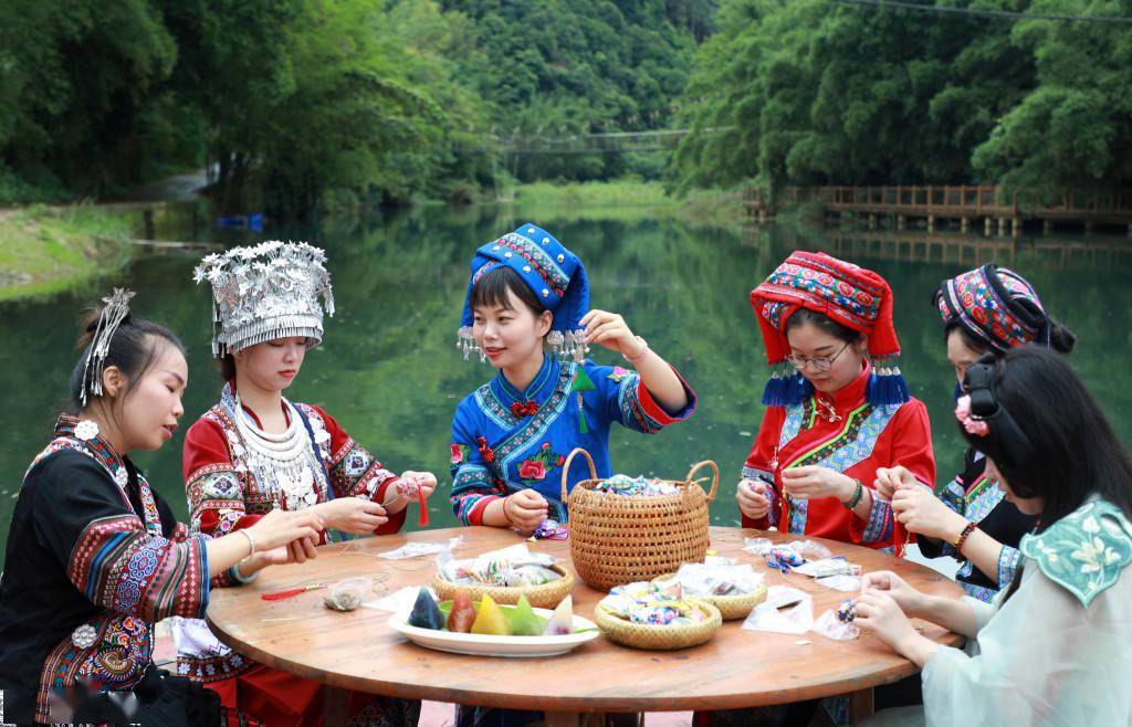 图片来源:视觉中国五彩粽作为壮族传统美食,一到三月三家家户户都会