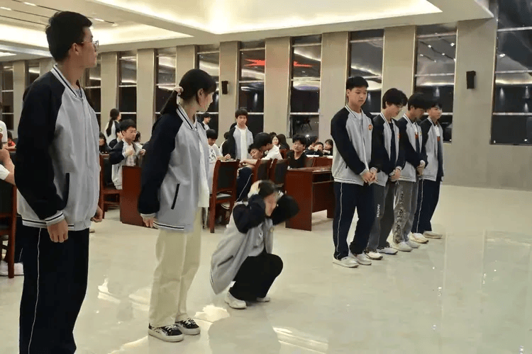 【基层动态】鄱阳一中团委开展"端午粽飘香,高考梦起航"主题活动