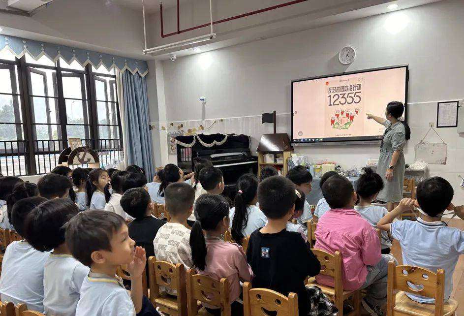 龙文团区委组织各基层团组织积极开展"12355青春自护"主题宣传活动,在