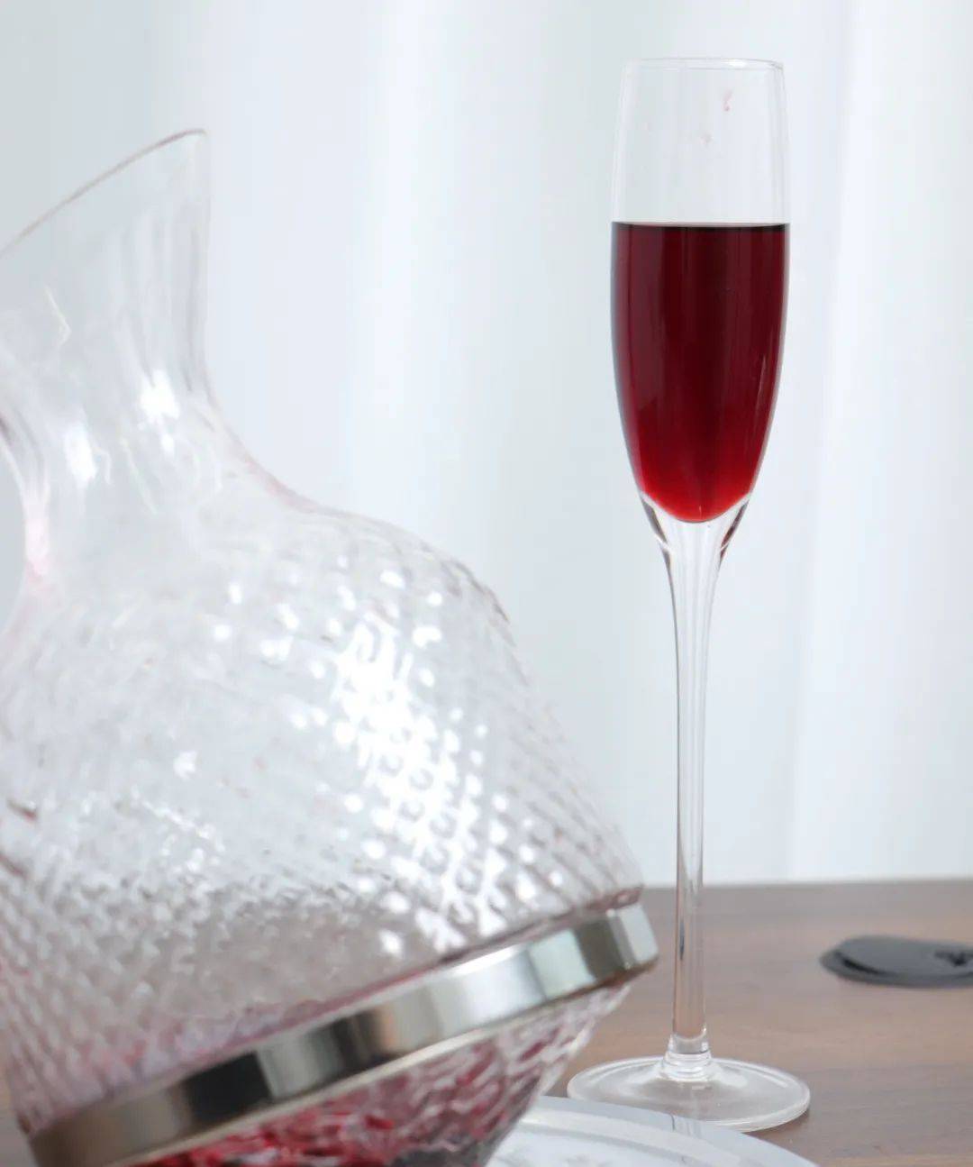 但莞尔入喉后,身体内部升腾起来些许酒精的热浪(但并不猛烈)——让