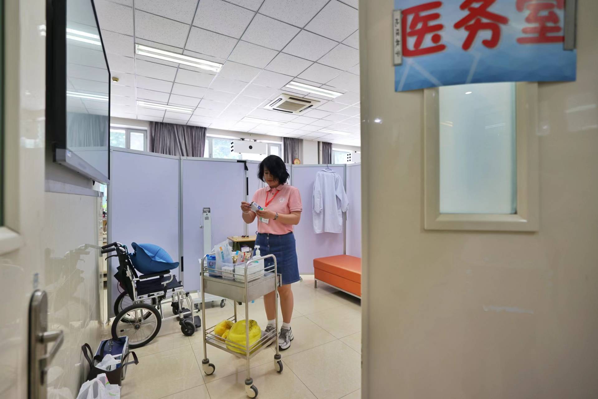 北航实验学校考点探访:考场布置已就位,封闭区内特设考生等候区