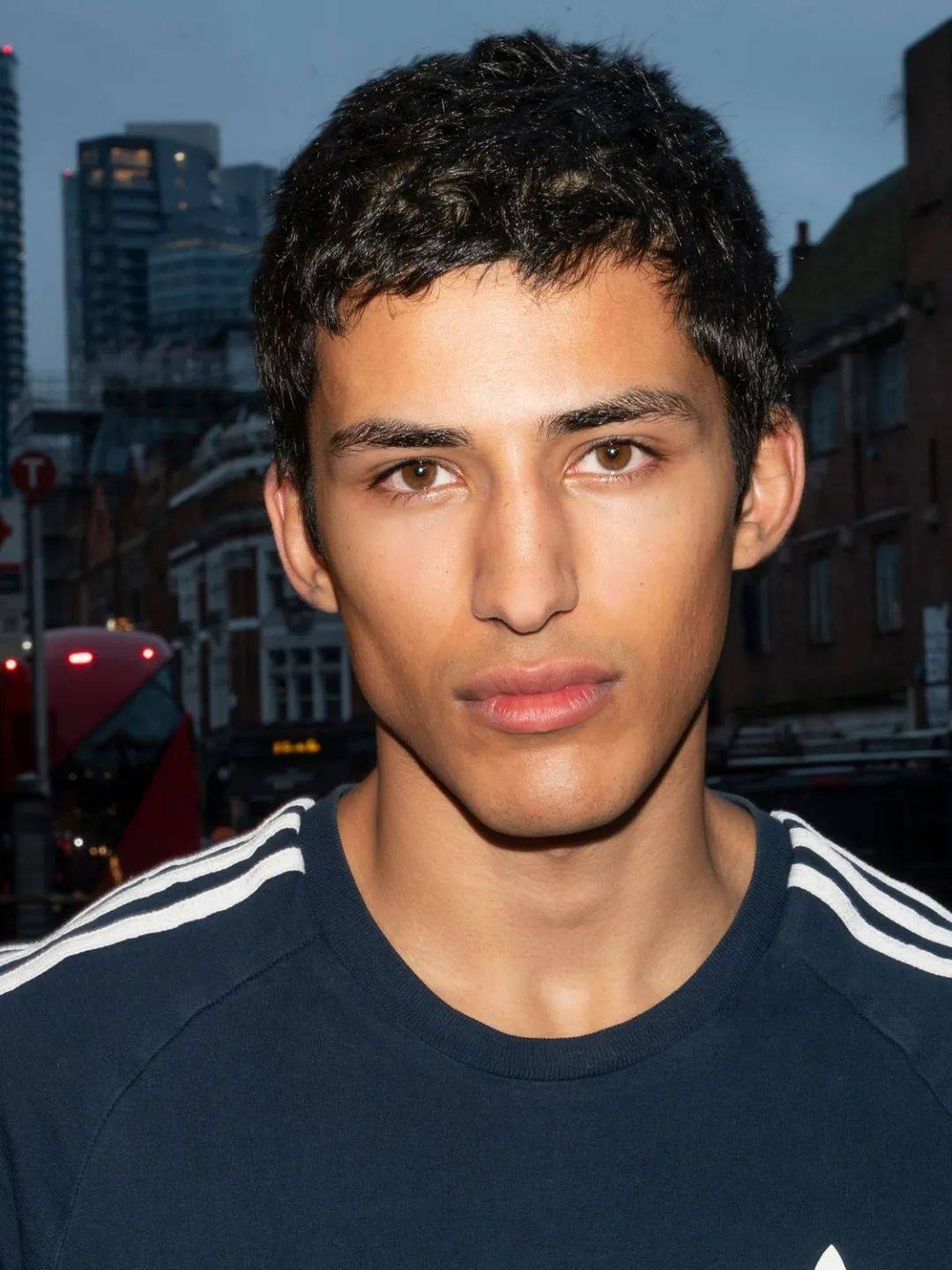 新的英国男模,脸蛋好美!