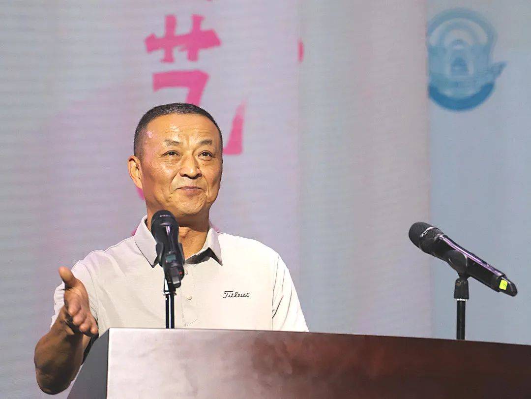 杨栋致辞李彩霞校长为一~三年级文雅学生代表颁奖杨栋为四~六年级文雅