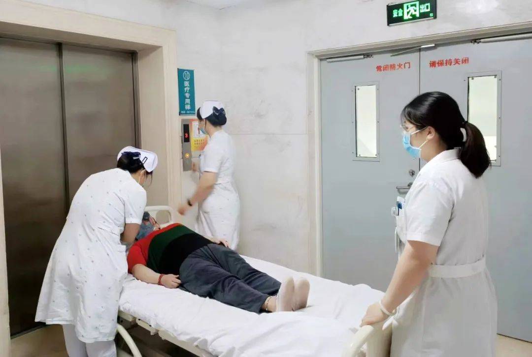 护士中午12:00接班后像往常一样开始忙碌地工作着,12:35分,抢救室50床