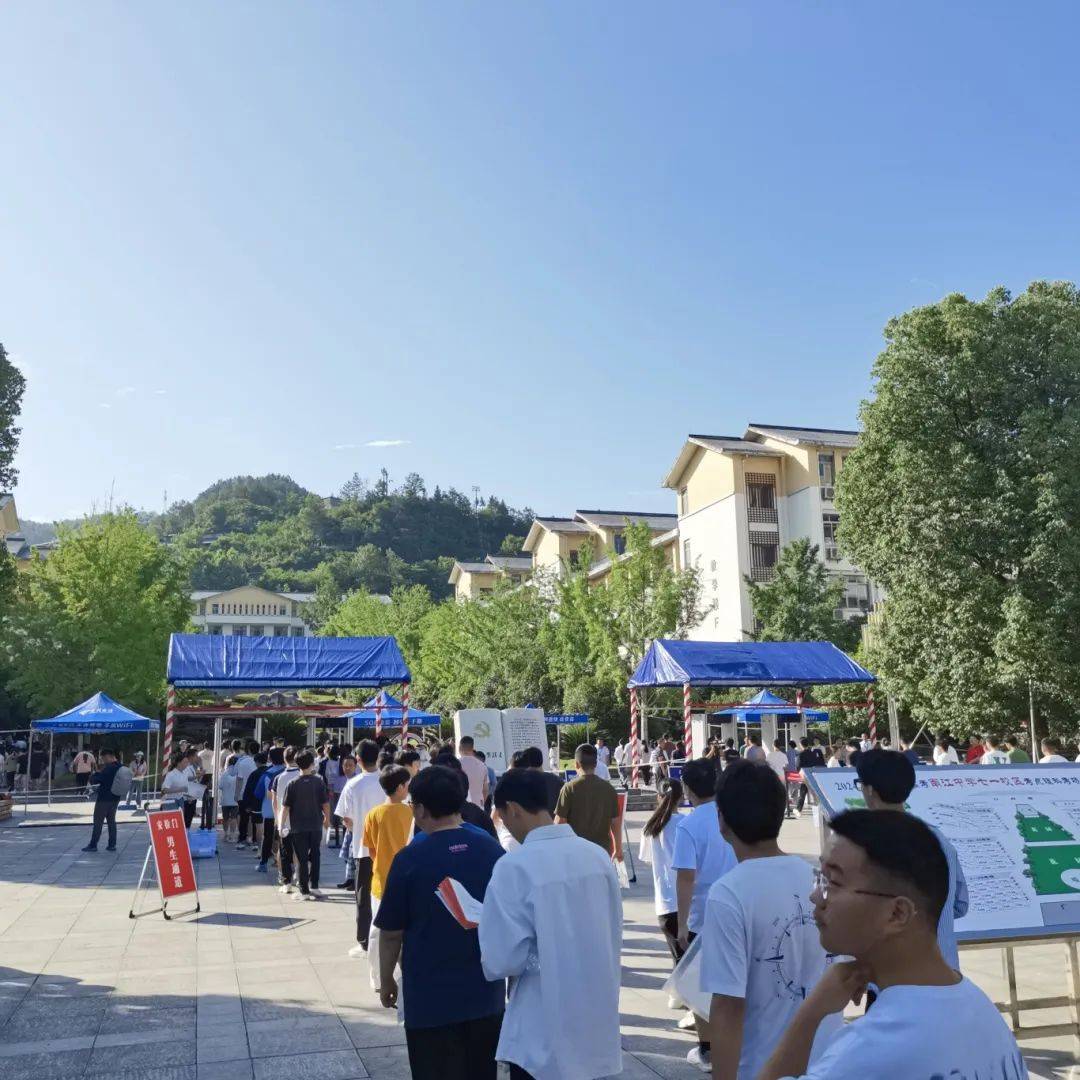 通江县实验中学考点平昌中学考点恩阳中学考点……考生已陆续抵达考场