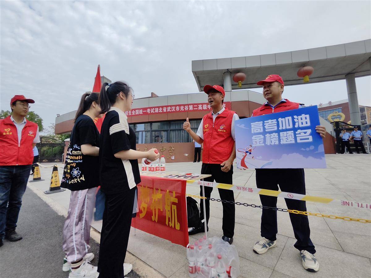 高考当日,武汉公交志愿者们为梦护航