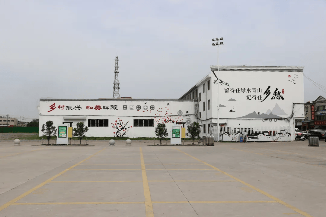走进丹阳市珥陵镇乡愁记忆草根创业街区,便会被墙壁上"留得住绿水青山