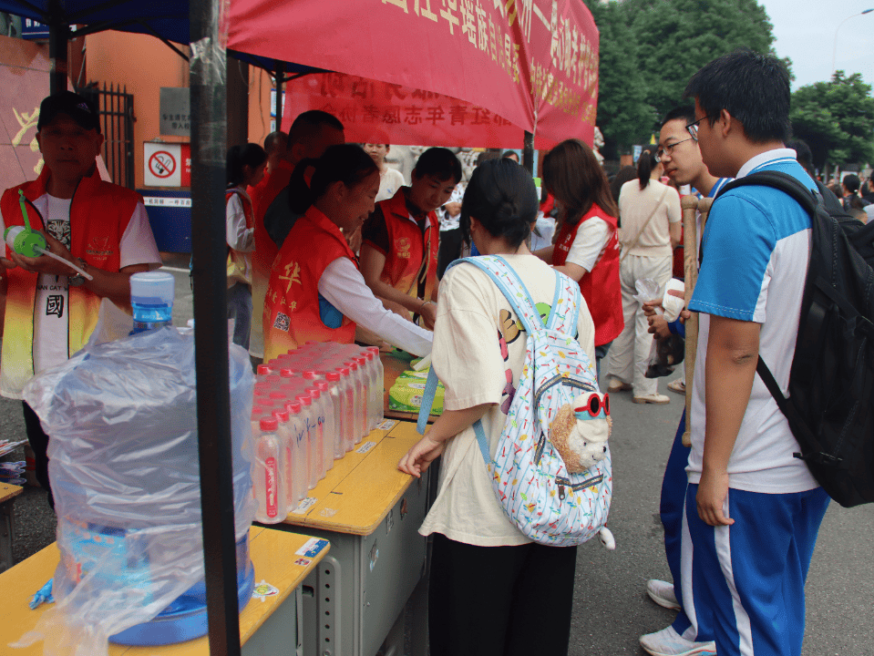 湖南瑶峒饮品有限公司共招募高考志愿者15名在江永县一中门口进行高考