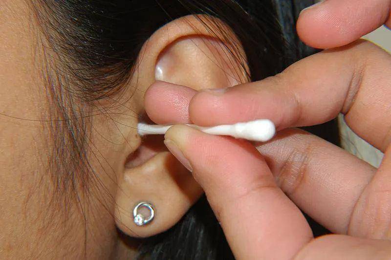 经常掏耳朵5最后,它会给眼睛健康带来长期的损害.