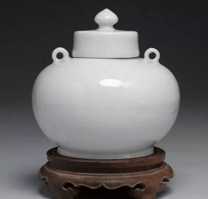 5cm台北故宫藏在器肩上带有二个,三个或四个环形系耳,是永乐时期瓷器