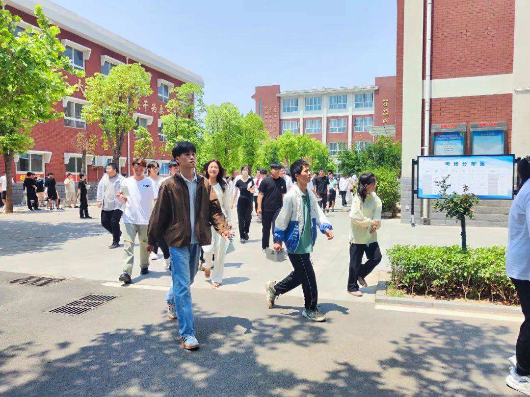 摄影:金明中学 许亮开封市回民中学考点 ,家长手持鲜花等待考生出场.