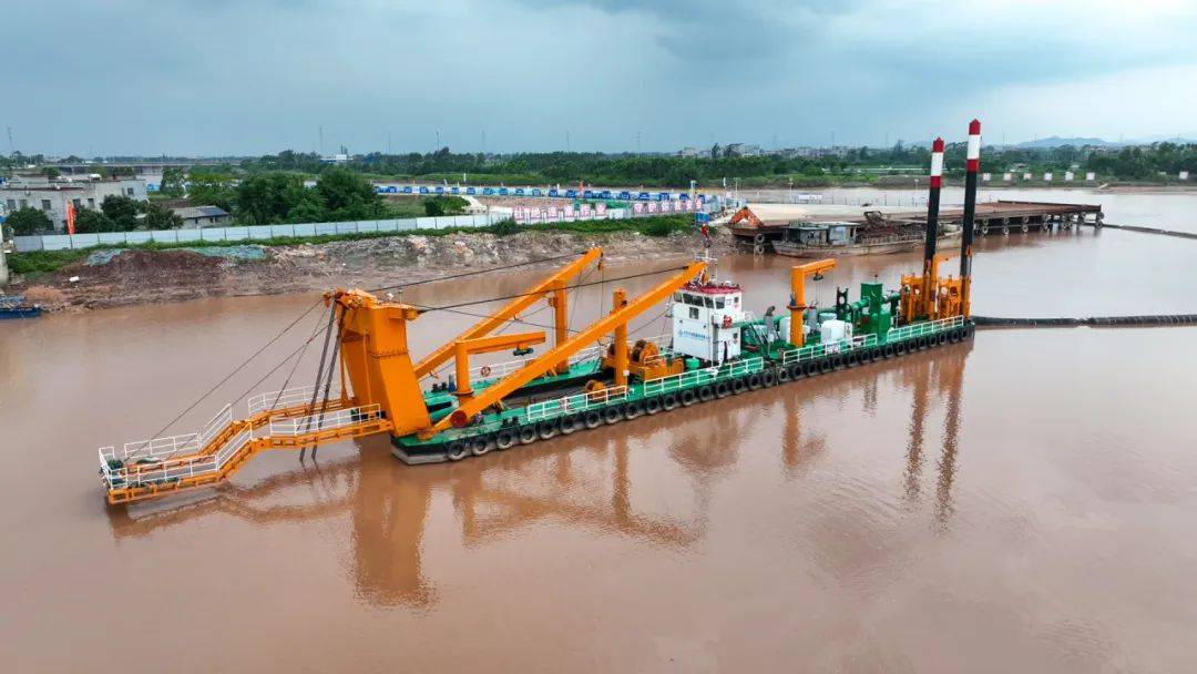 深水环保绞吸挖泥船浚川正式在平陆运河城区段开始施工作业
