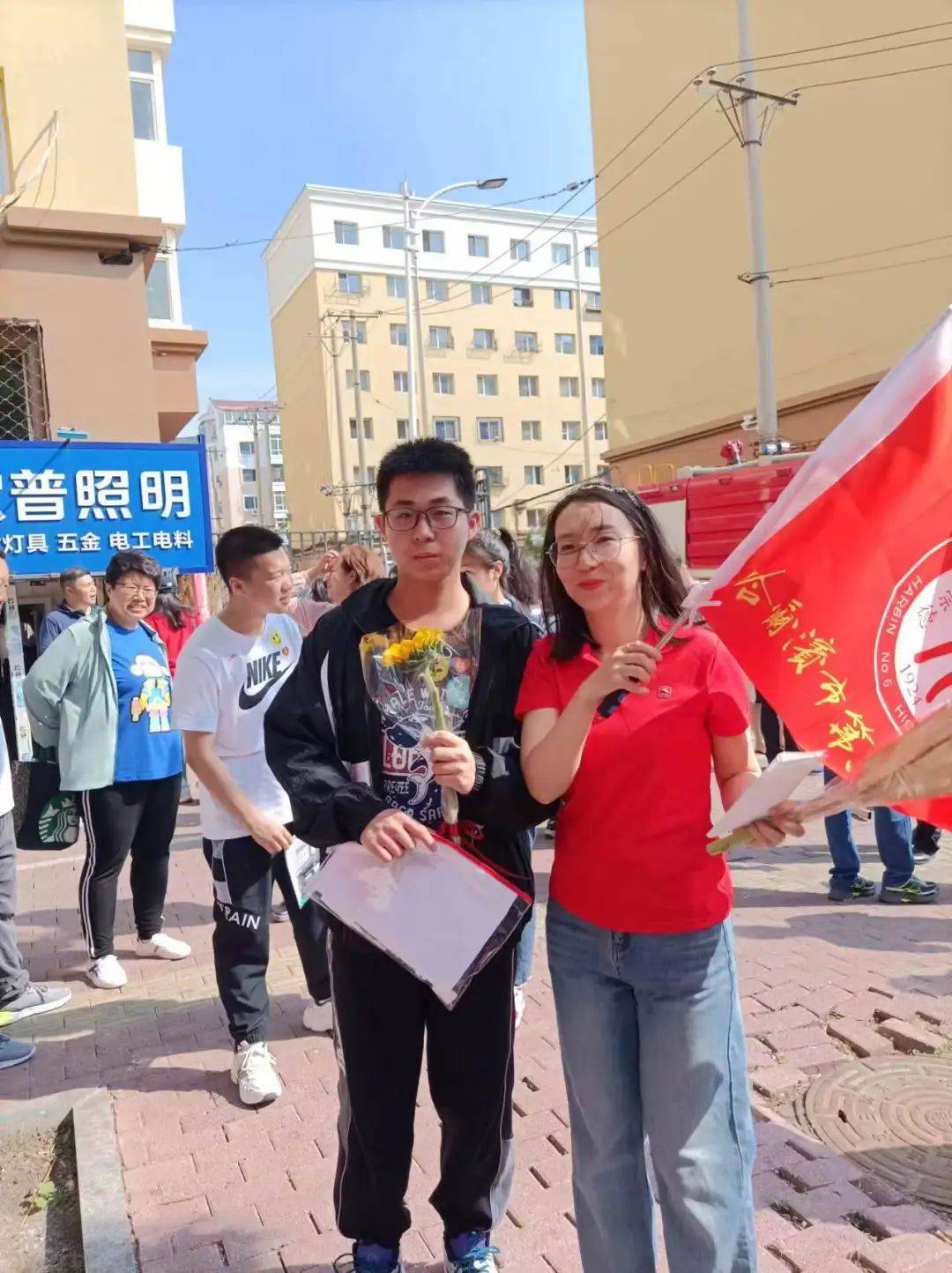 哈市六中哈市三中哈市一中意气风发地走进考场考生带着家长的祝愿高考