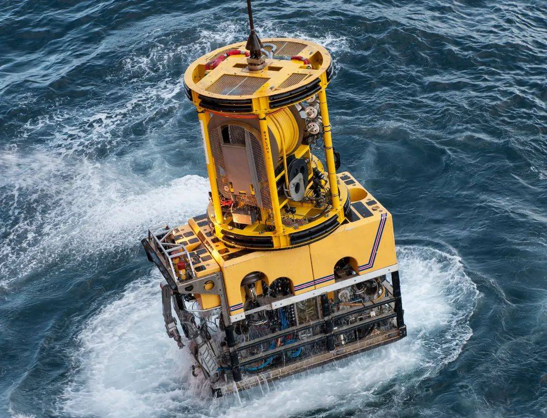 海底翱翔者:遥控潜水器的奇妙之旅!