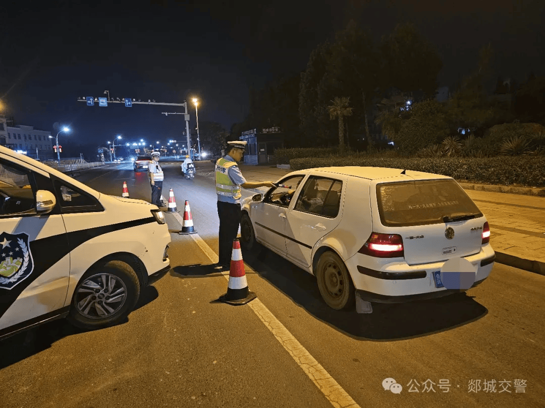 交警夜间查车图片真实图片