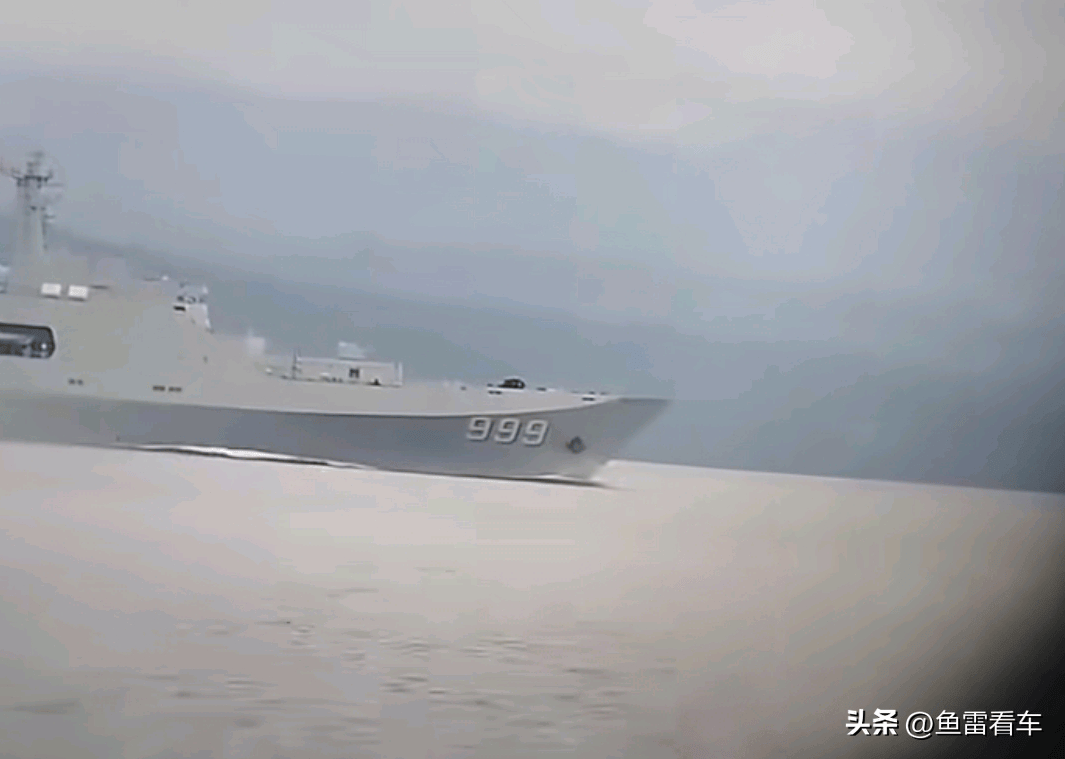 两艘万吨巨舰即将南海碰面?071型船坞登陆舰昨日通过巴斯兰海峡