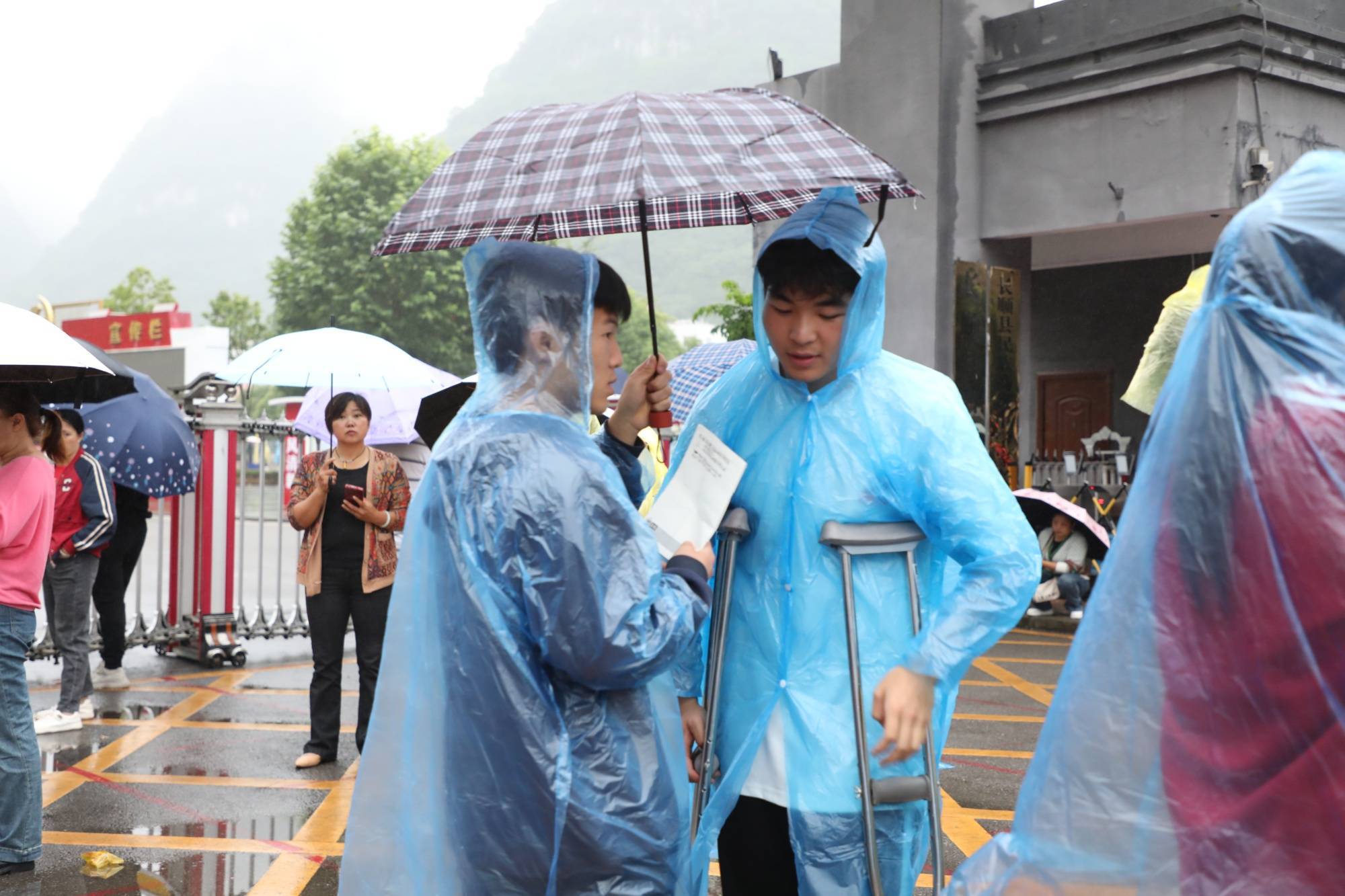 老师给学生发准考证,学生证(长顺县融媒体中心供图)班主任老师手中拿