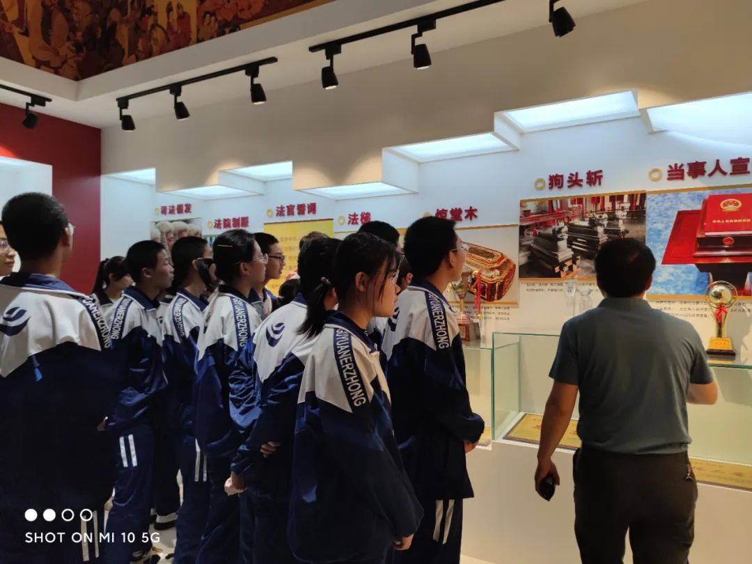 在固原中院的"开放日"活动中,固原市第二中学的50余名师生走进法庭,"