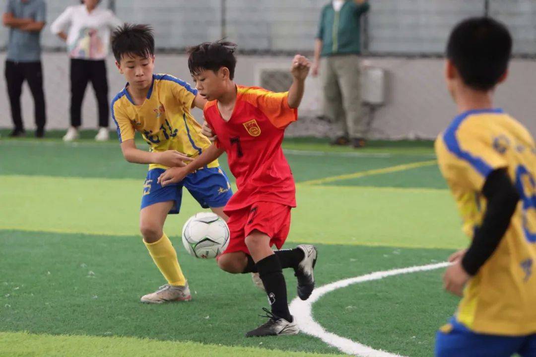 6月4日,在桂林市小学生五人制足球赛决赛中,龙隐小学(黄衣)对阵阳光