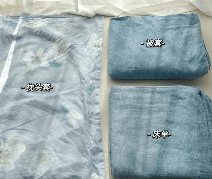 1)把枕头套对折起来,然后用挂钩和夹子,固定在柜门背面或者墙上,可以