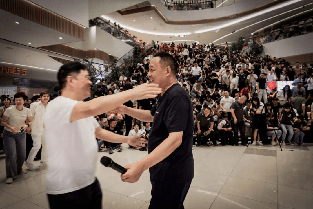 专访胖东来创始人:首先要活成一个真的人